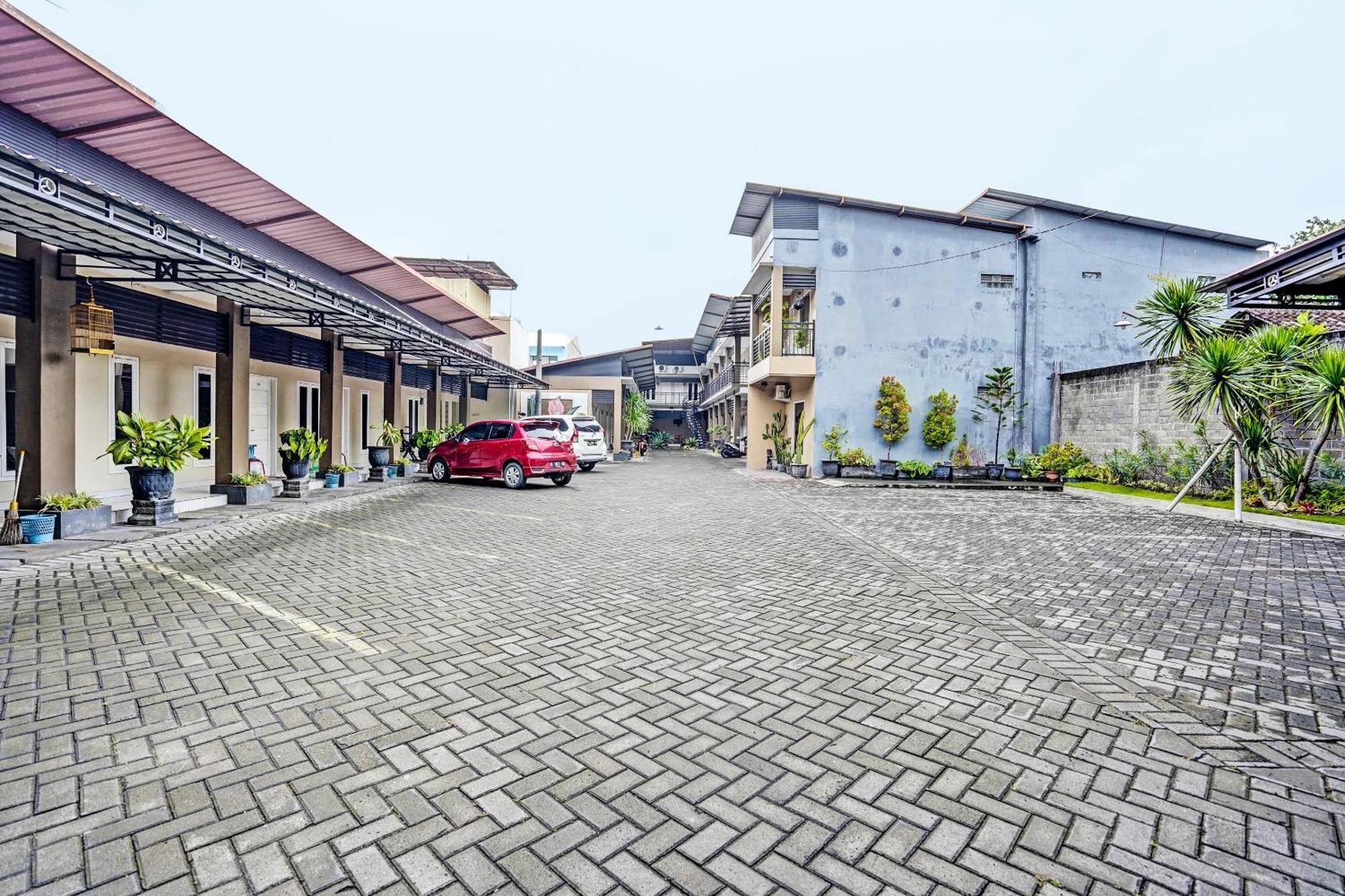Oyo Life 92190 Arya Guest House Tulungagung Zewnętrze zdjęcie